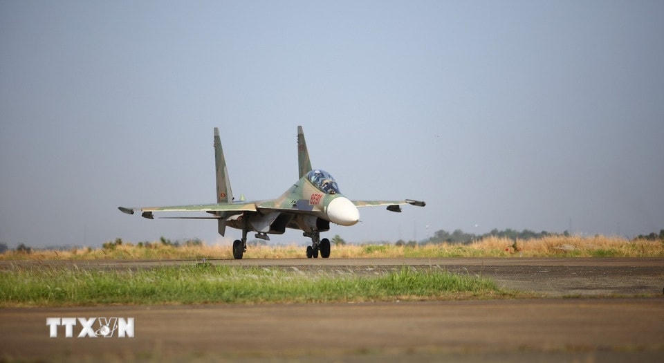 Hàng chục máy máy bay chiến đấu được huy động tham gia tập luyện chuẩn bị cho lễ kỷ niệm 50 năm giải phóng hoàn toàn miền Nam thống nhất đất nước. (Ảnh: Lê Xuân/TTXVN)