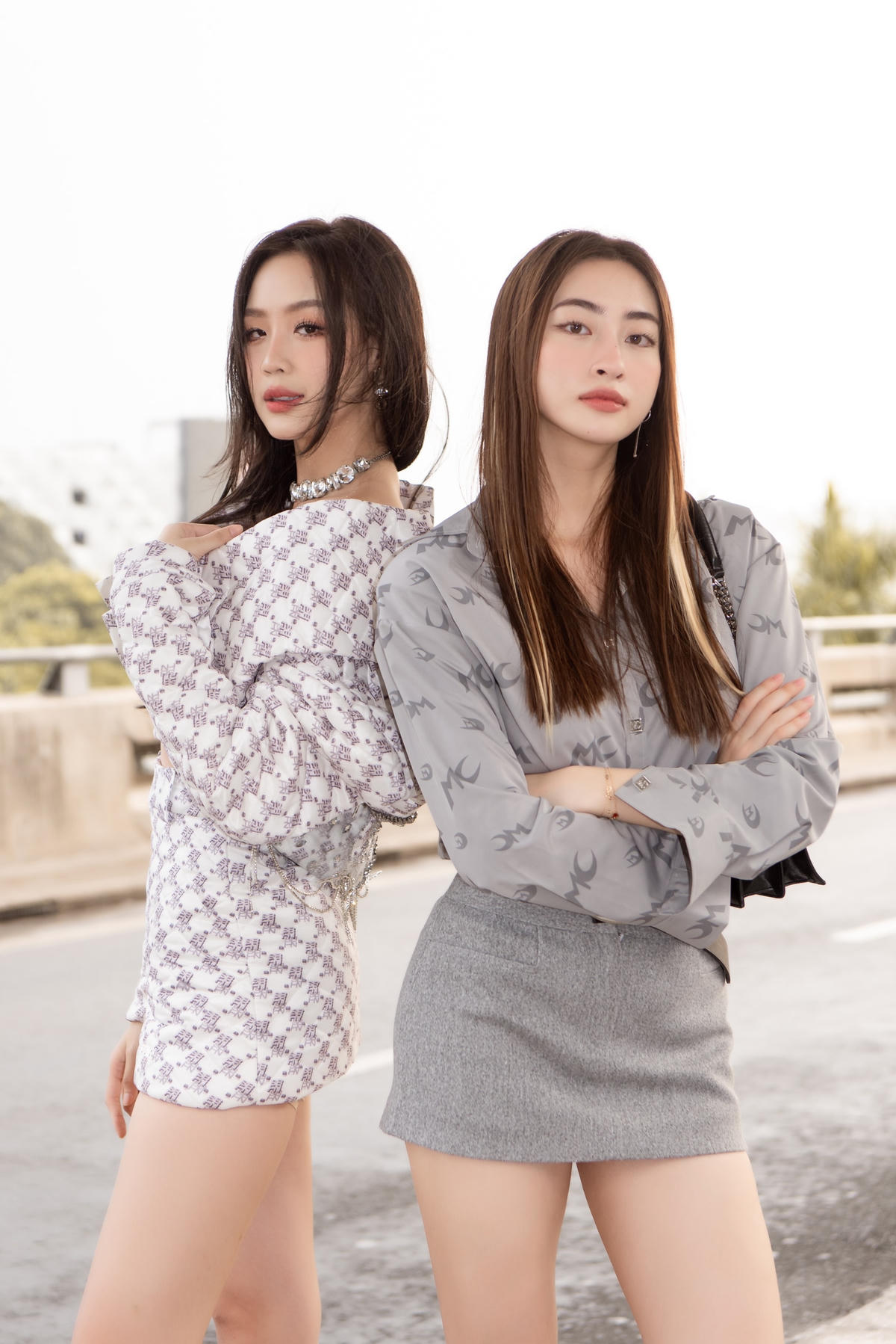 Hoa hậu Bảo Ngọc, Lương Thuỳ Linh có chuyến đi đến Ấn Độ từ ngày 19/2 đến 24/2. Hai nàng Hậu chia sẻ hình ảnh xuất hiện tại sân bay khiến fan sắc đẹp ngỡ ngàng vì độ chỉn chu và sang trọng của mình. 