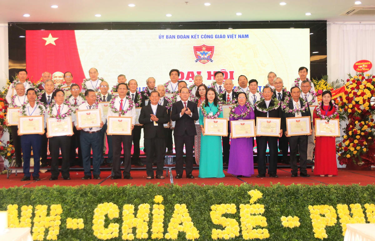Phó Chủ tịch UBTƯ MTTQ Việt Nam Hoàng Công Thủy và Linh mục Nguyễn Văn Riễn, Phó Chủ tịch kiêm Tổng Thư ký Trung ương Ủy ban Đoàn kết Công giáo Việt Nam cho 34 cá nhân.