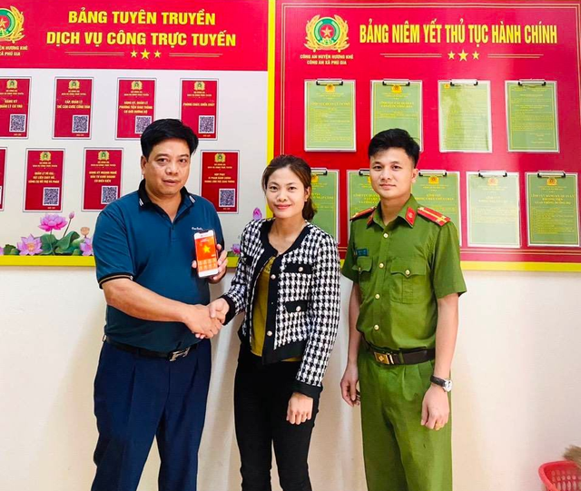 Chị Lê Thị Nhung trả lại số tiền cho người đàn ông chuyển nhầm.