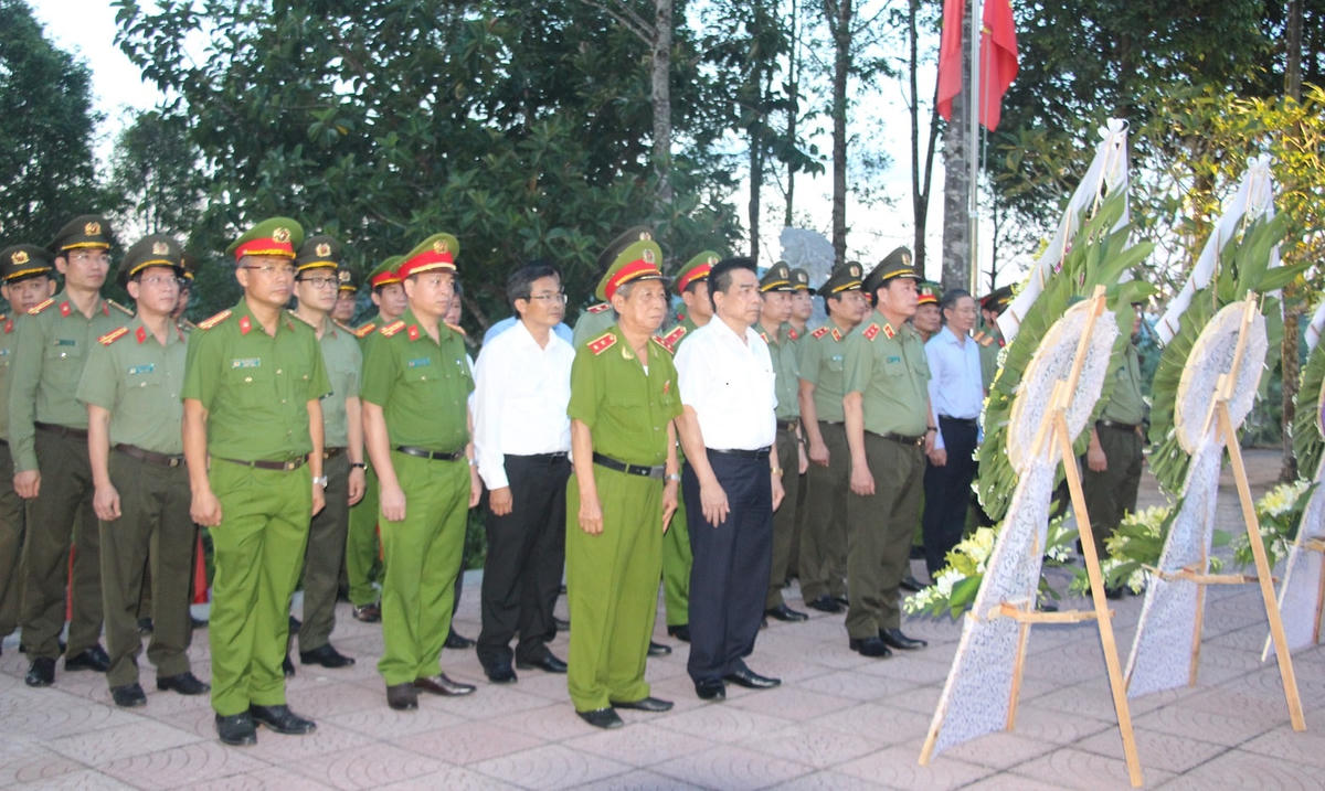 Đoàn công tác Bộ Công an dâng hương, hoa tại Khu Di tích lịch sử an ninh khu V.