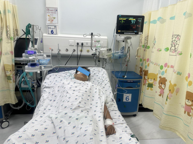 Bệnh nhi bị sốc nhiệt điều trị tại Bệnh viện Nhi đồng Thành phố. Ảnh: BVCC.