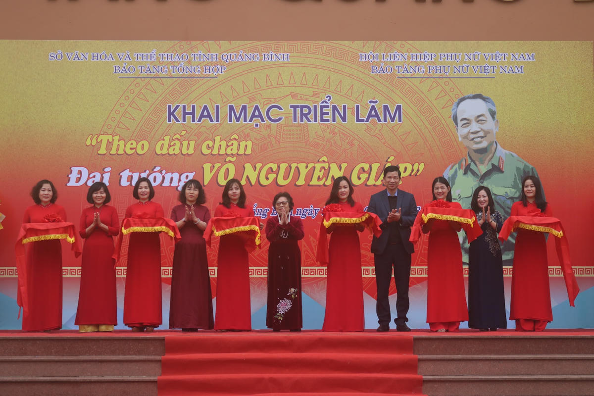 Các đại biểu cắt băng khai mạc triển lãm.