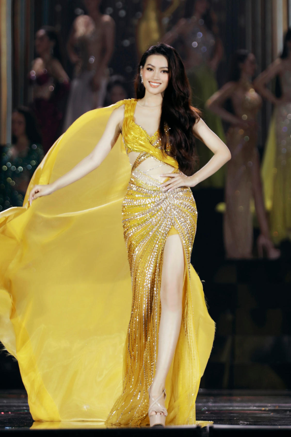 Mai Ngô cùng Top 15 thí sinh Hoa hậu Hòa bình trình diễn trang phục dạ hội