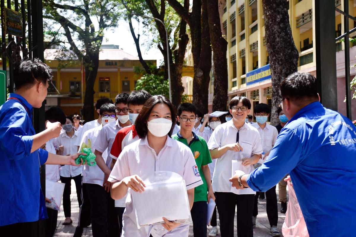 Thí sinh hoàn thành kỳ thi vào lớp 10 THPT công lập tại Hà Nội.