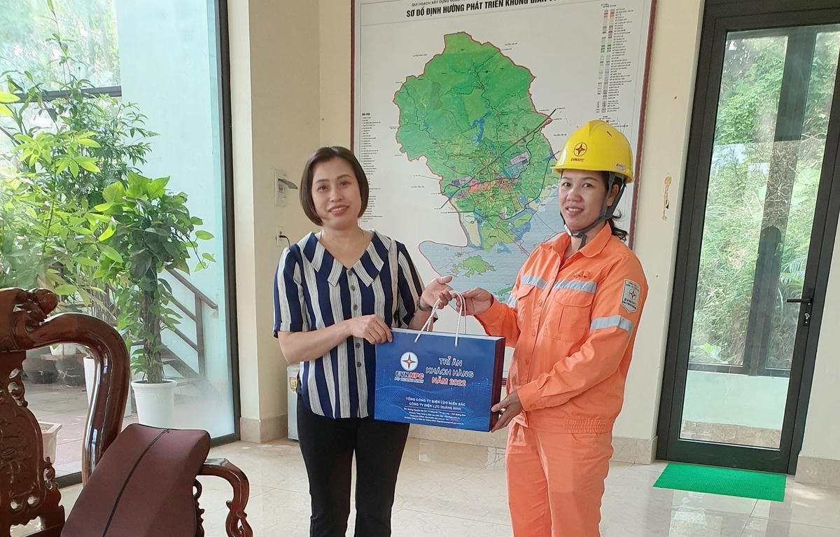 Tặng quà tri ân khách hàng là doanh nghiệp tại huyện Hải Hà.