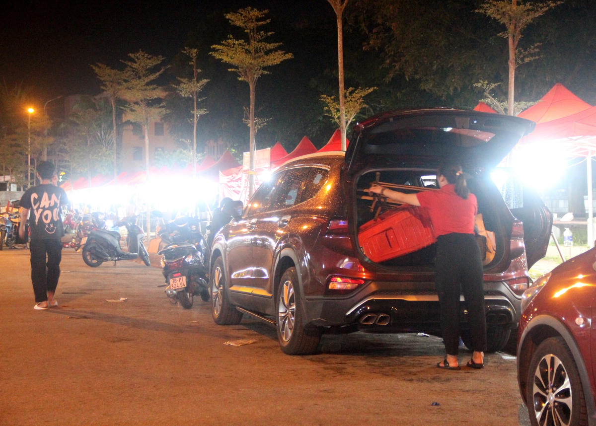 Kết thúc phiên chợ đêm và phố đi bộ tại TP Hà Tĩnh nhiều người dân bùi ngùi, lưu luyến. 