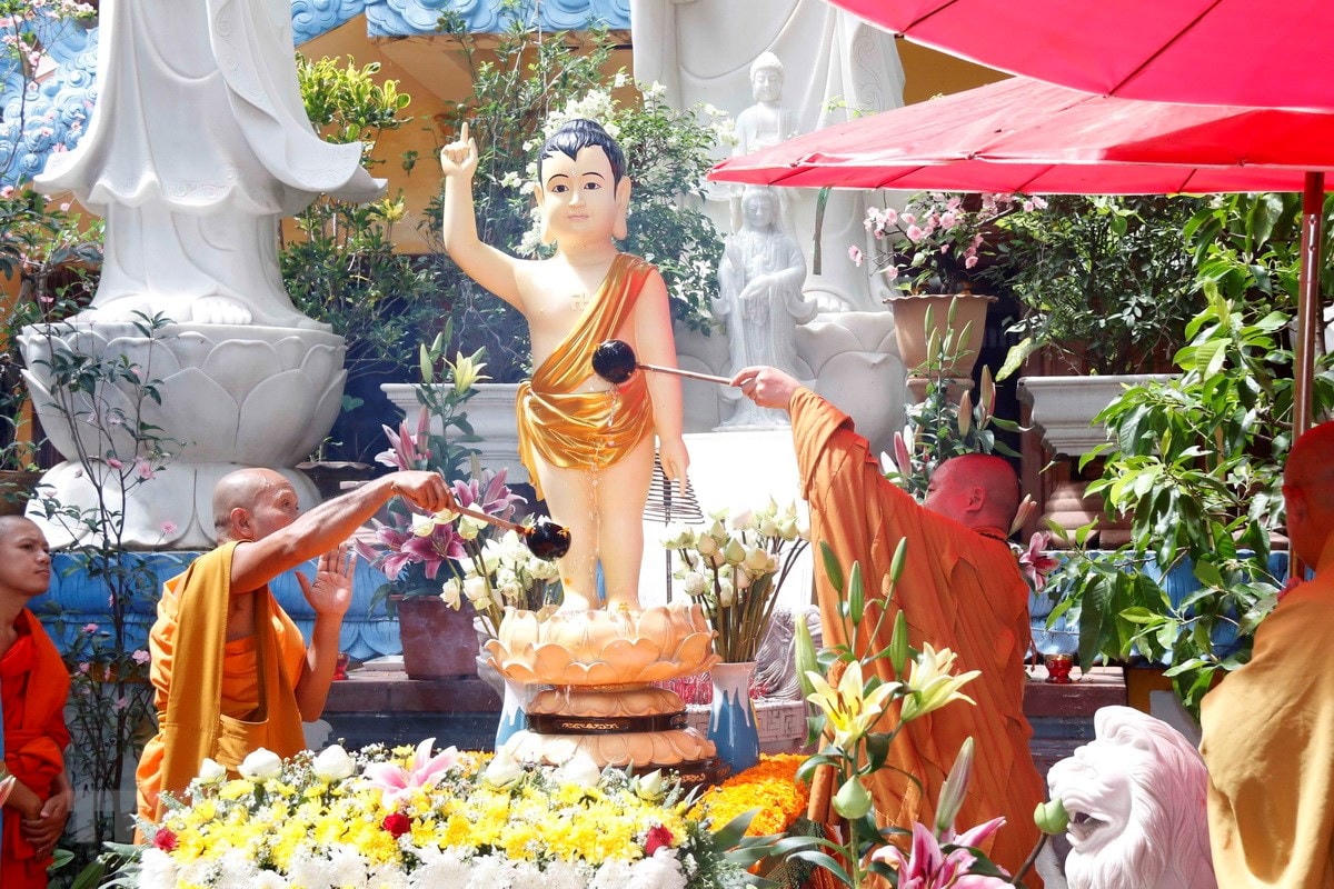 Đại diện tăng ni Việt Nam (phải) và Lào (trái) cùng cử hành lễ Mộc dục (tắm Phật) theo truyền thống ngày Phật đản.