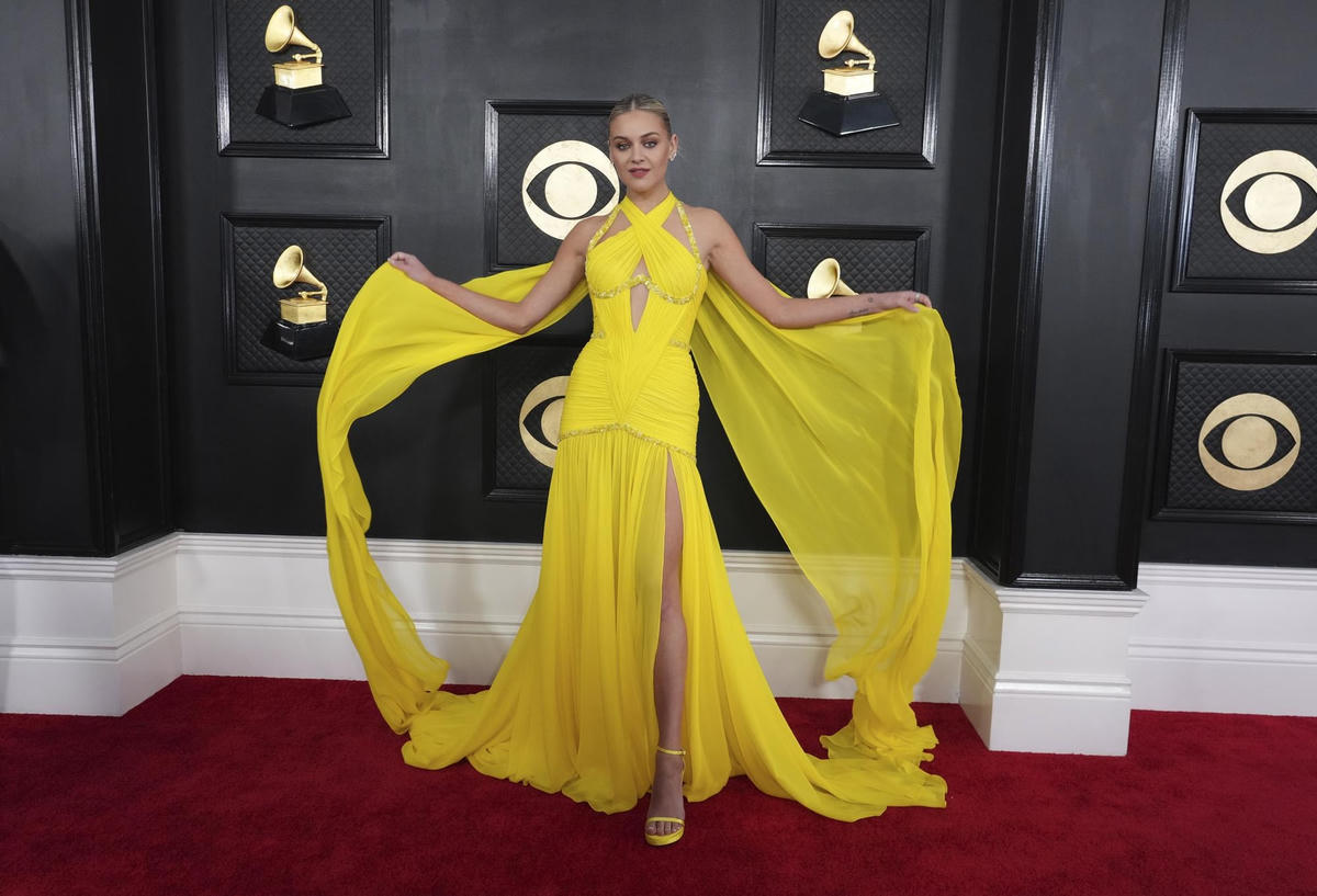 Prabal Gurung đã tạo ra một chiếc váy voan màu vàng nắng tùy chỉnh cho Kelsea Ballerini với những mảnh trên lưng nhẹ như không khí mà cô trải ra trên thảm. Ảnh: AP.