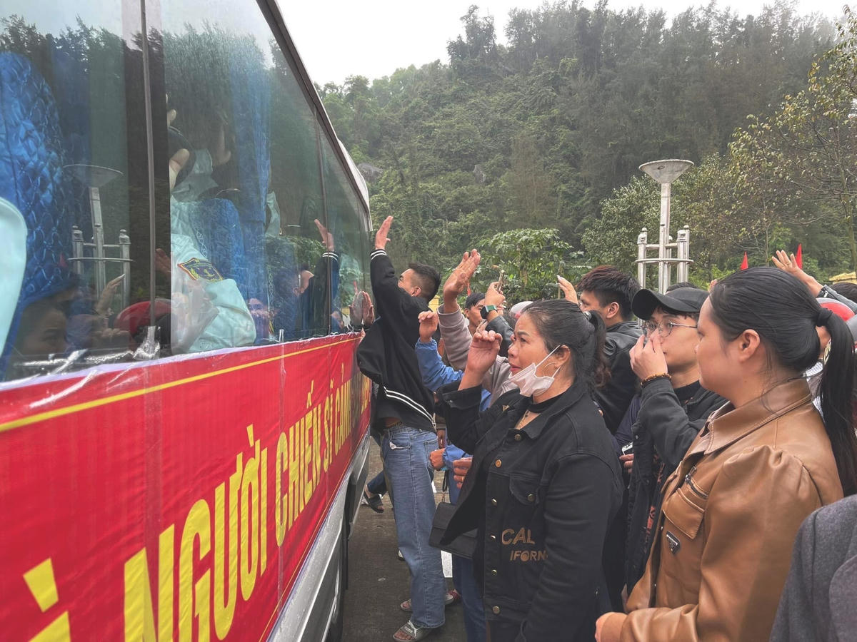 Dù biết 2 năm vừa dài lại vừa ngắn, nhiều người làm cha, làm mẹ vẫn không giữ nổi cảm xúc khi con mình lên xe.