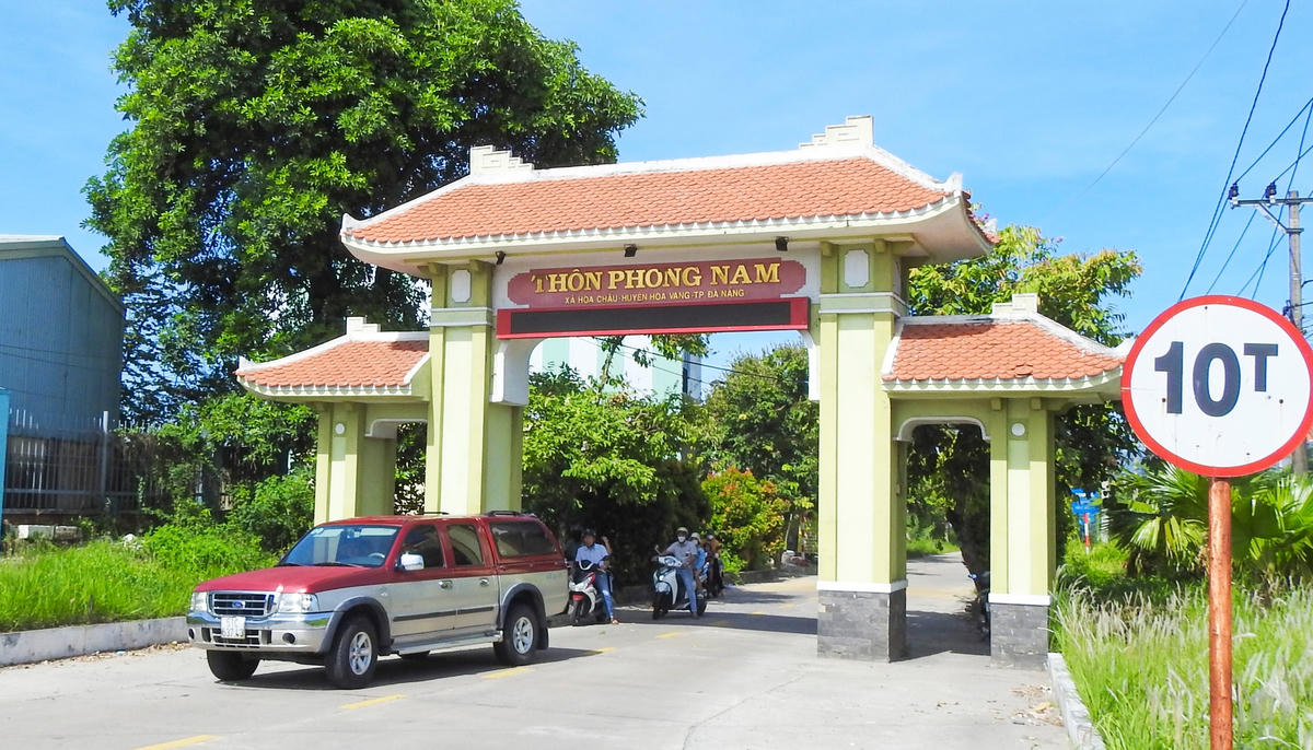 Cổng làng Phong Nam.
