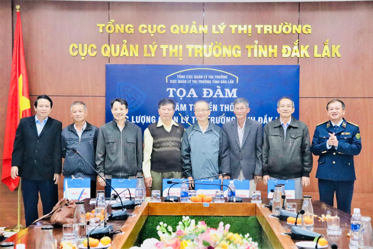 Lãnh đạo Cục Quản lý thị trường tỉnh Đắk Lắk trao quà lưu niệm cho cán bộ hưu trí.