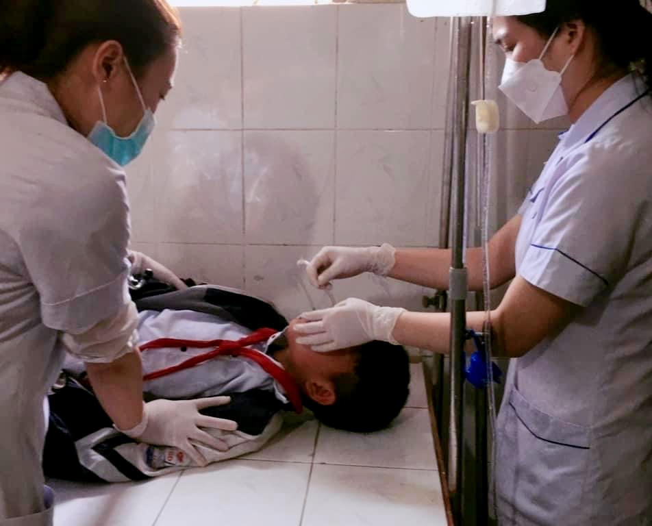 Các y, bác sĩ theo dõi sức khoẻ của các em học sinh.
