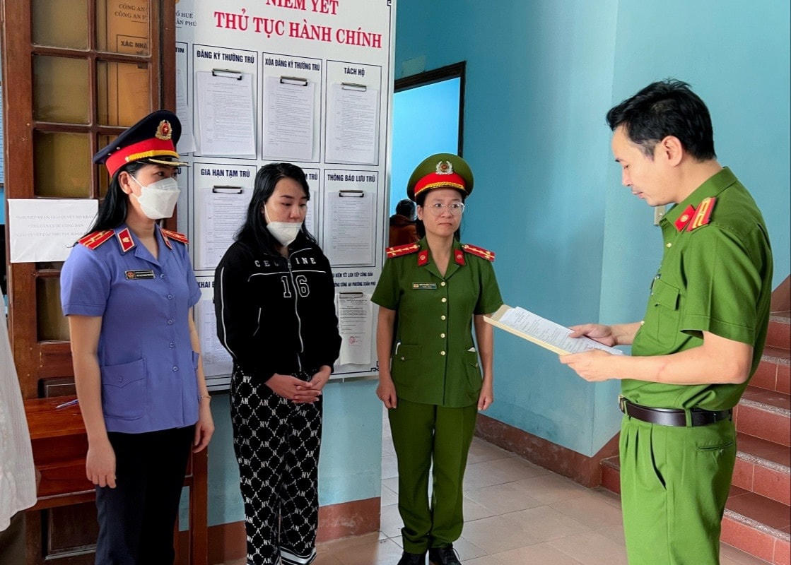Công an đọc lệnh bắt giữ đối tượng Thái Nhã Ca (áo đen). Ảnh: A.K.