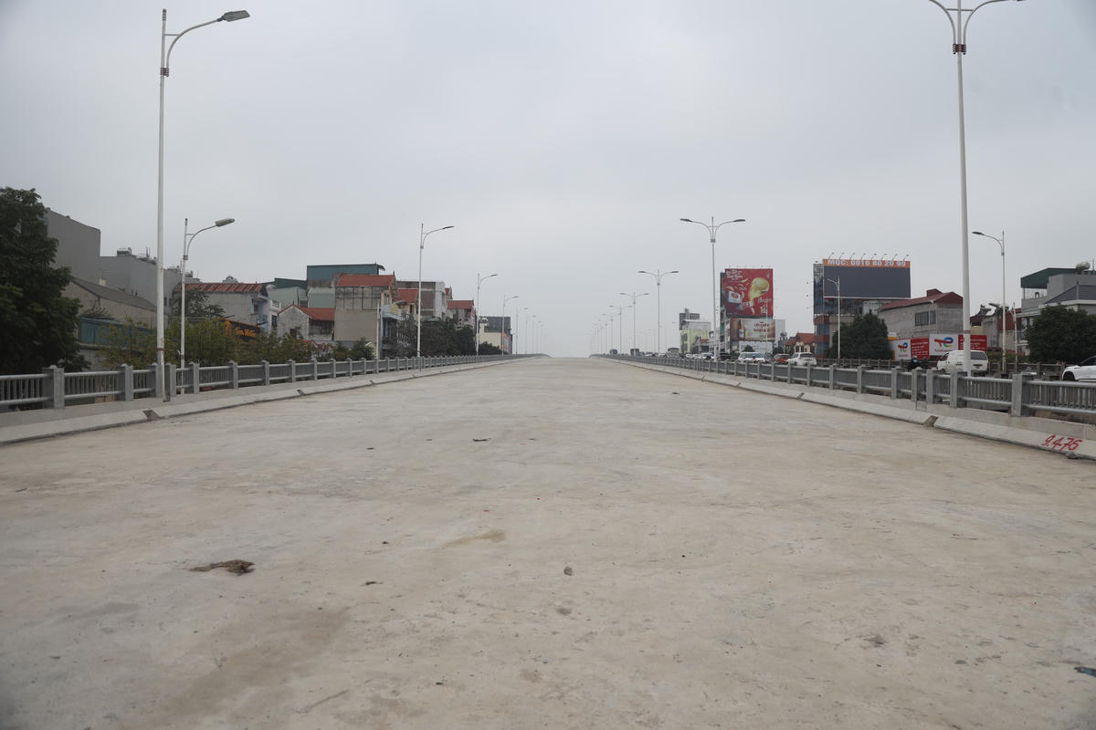Điểm đầu giao với đường Trần Quang Khải - Nguyễn Khoái - Minh Khai (quận Hai Bà Trưng), điểm cuối giao đường Long Biên - Thạch Bàn (quận Long Biên).