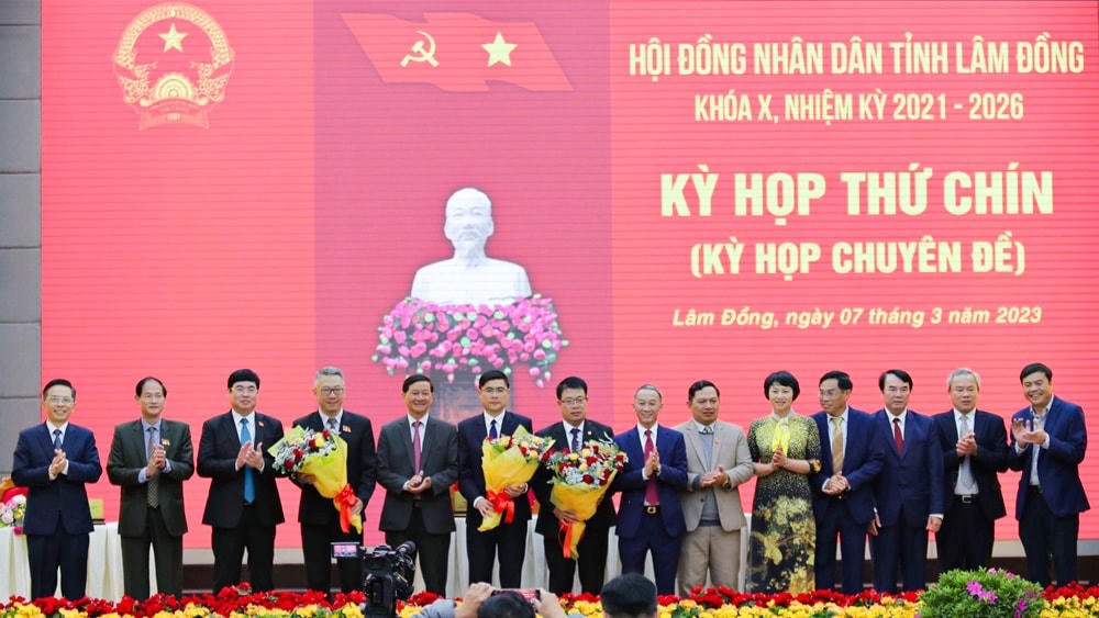 Lãnh đạo tỉnh Lâm Đồng, tặng hoa chúc mừng các đồng chí trúng cử Phó Chủ tịch HĐND tỉnh, Phó Chủ tịch UBND tỉnh và Trưởng Ban Kinh tế - ngân sách HĐND tỉnh.