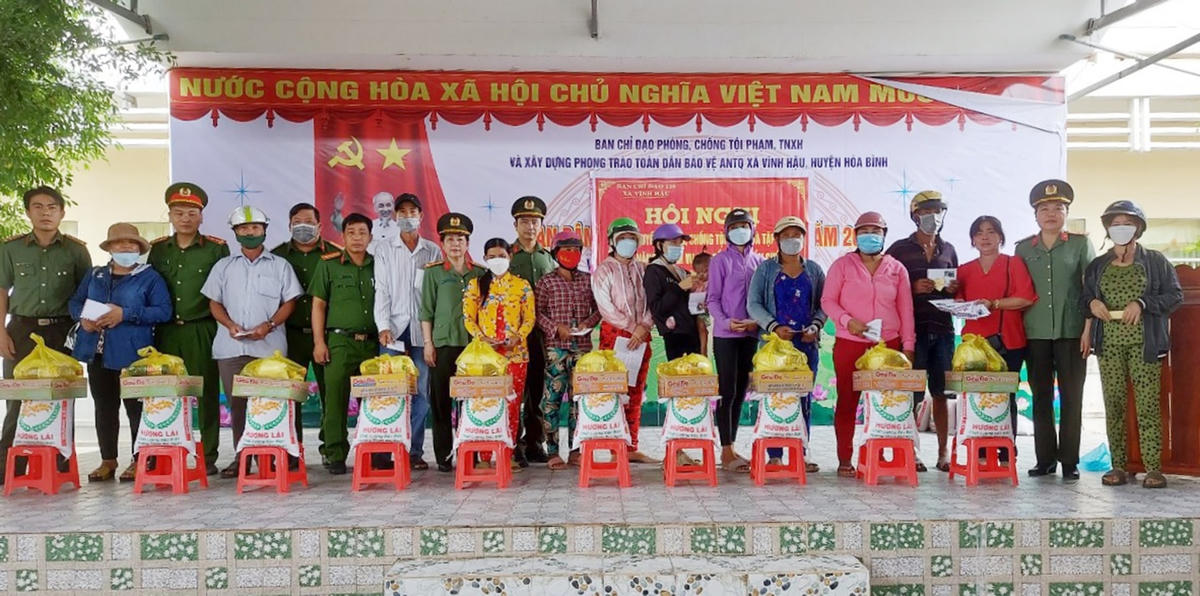 Cơ quan Uỷ ban kiểm tra Đảng uỷ, Công an tỉnh Bạc Liêu tặng quà cho người dân tại xã Vĩnh Hậu, huyện Hoà Bình. ( Ảnh: Trọng Nguyễn)