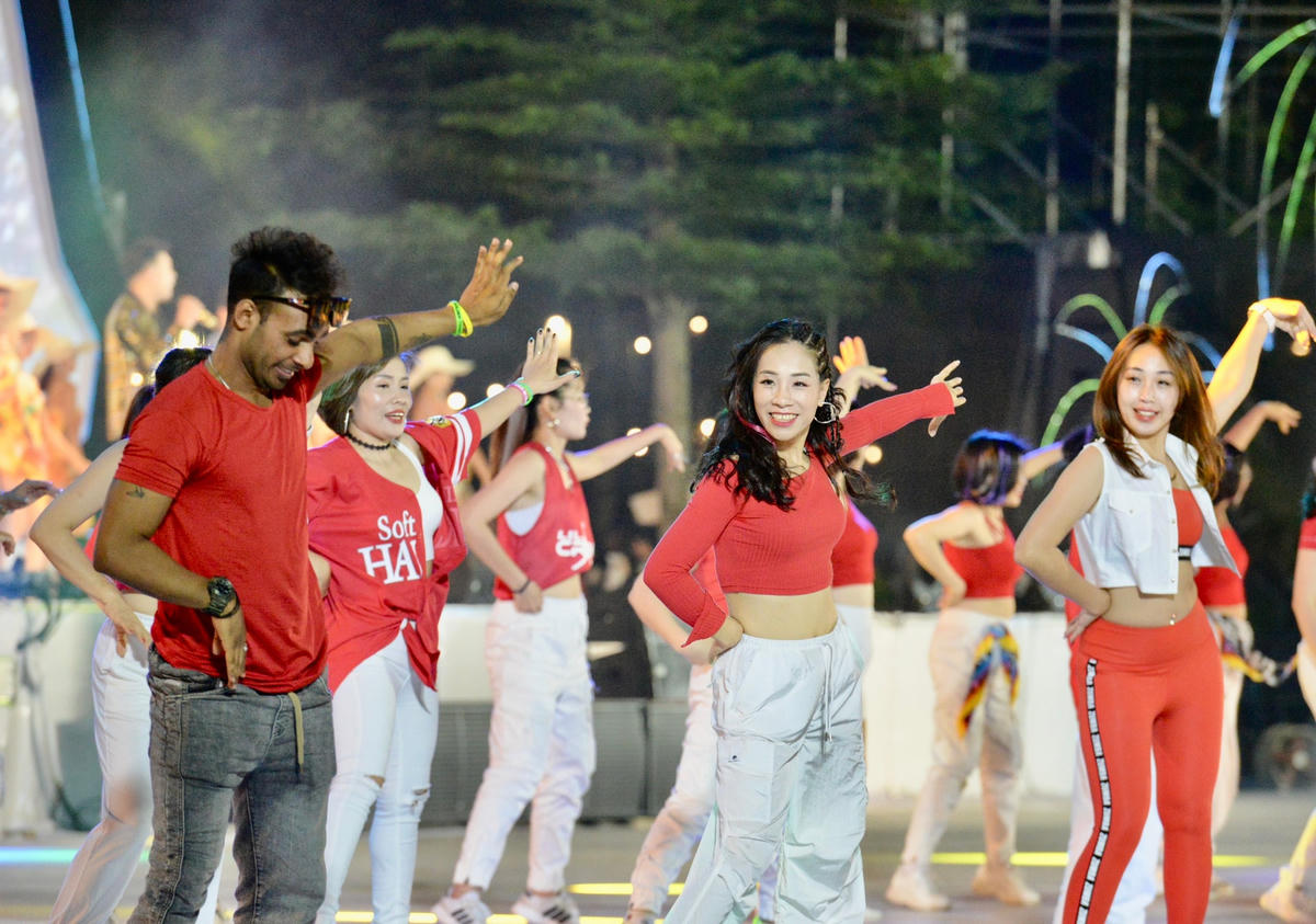 Điệu nhảy zumba khuấy động không khí tại lễ hội.