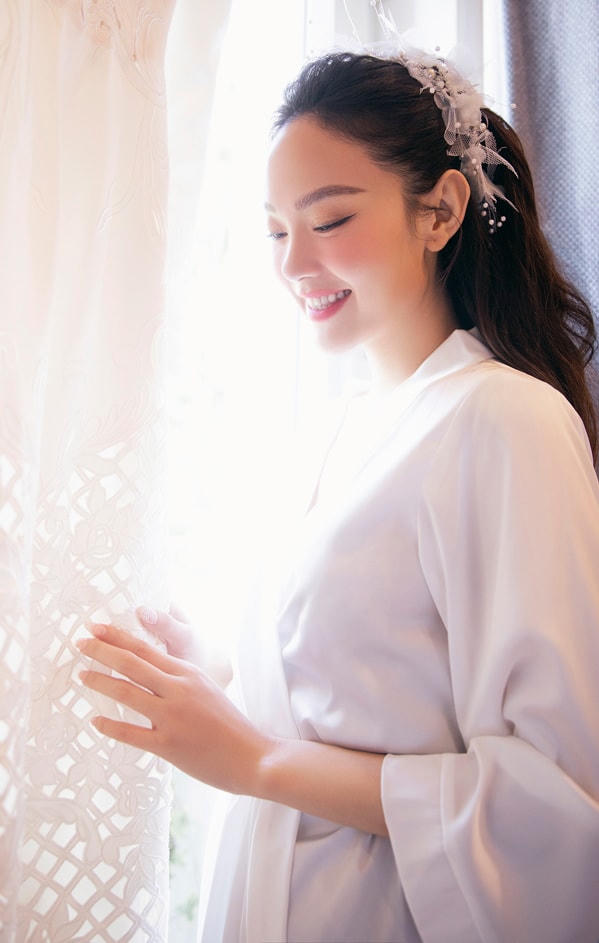 Minh Hằng trang điểm chuẩn bị mặc áo cưới, sáng 13/6.