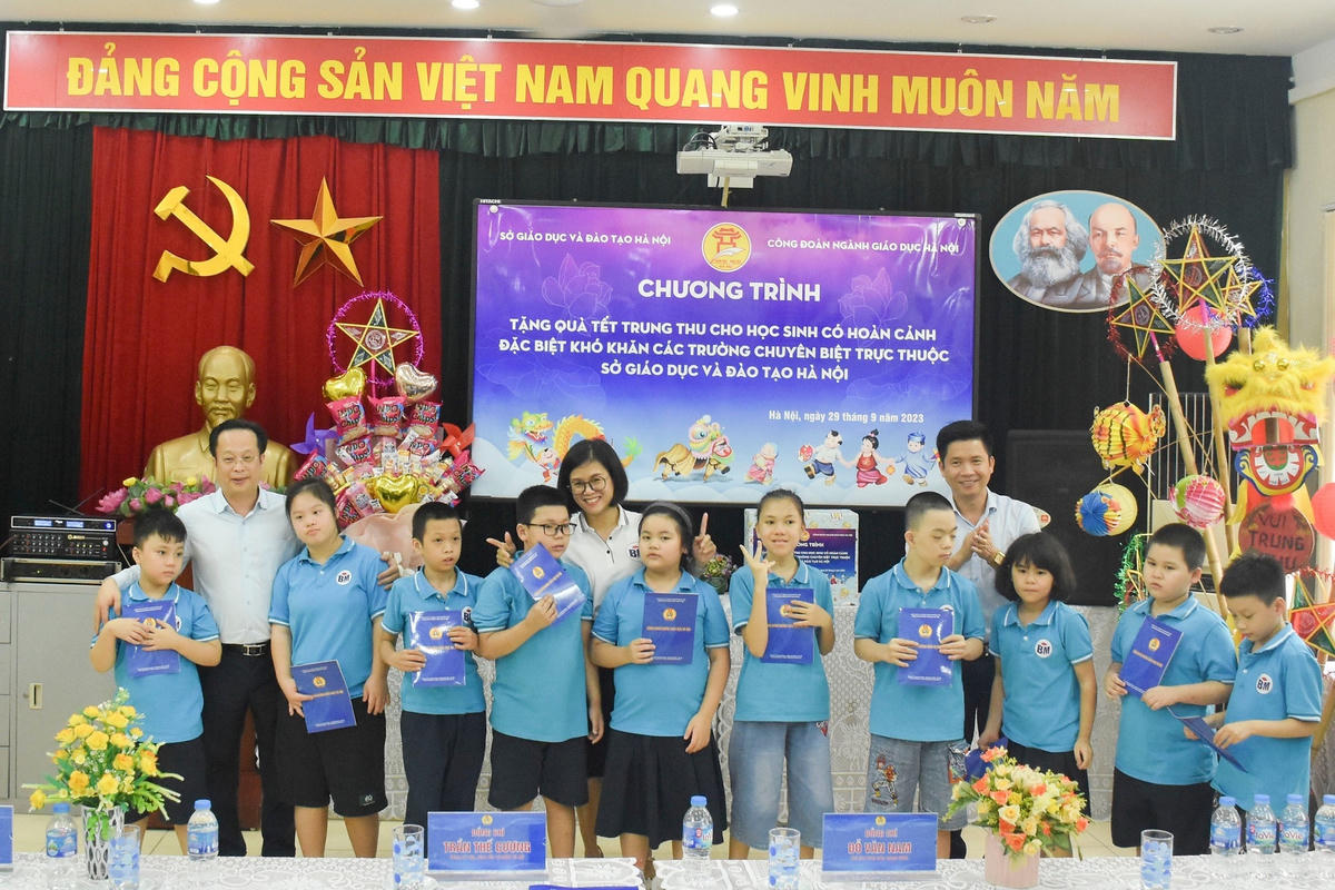 Hà Nội: Tặng quà Tết Trung thu cho học sinh có hoàn cảnh đặc biệt khó khăn