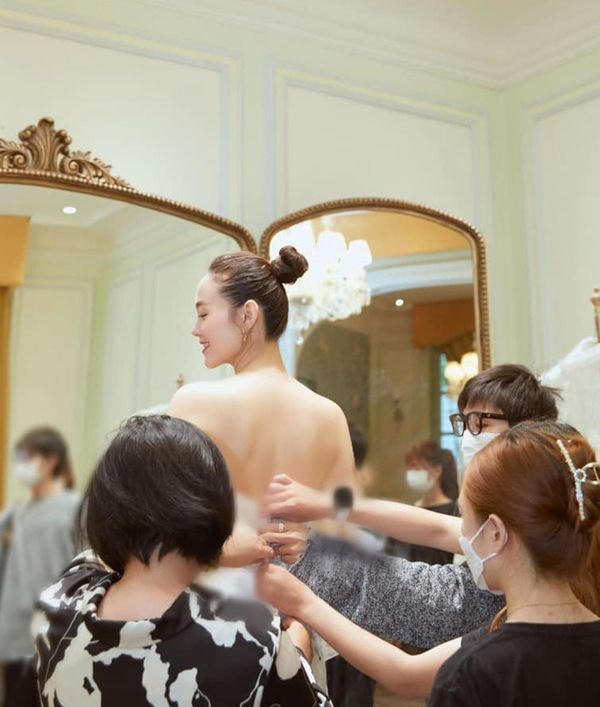 Minh Hằng chăm chút cho váy cưới trong ngày lễ trọng đại. 
