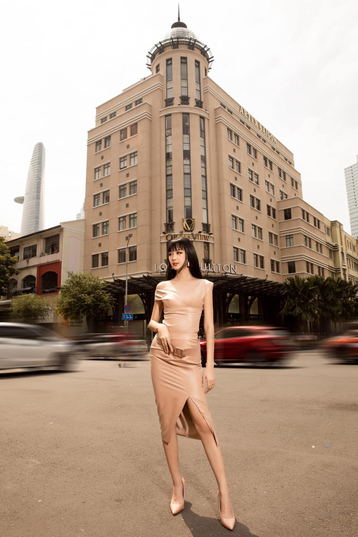 Lê Nguyễn Bảo Ngọc là nàng hậu có chiều cao khủng nhất showbiz Việt từ trước tới nay là 1m86. Chiều cao giúp Hoa hậu Liên lục địa 2022 nổi bật ngay cả khi đọ dáng với các mỹ nhân quốc tế nhưng lại khiến cô gặp phiền toái khi bị nghi chơi trội hay khó tìm được bạn trai.