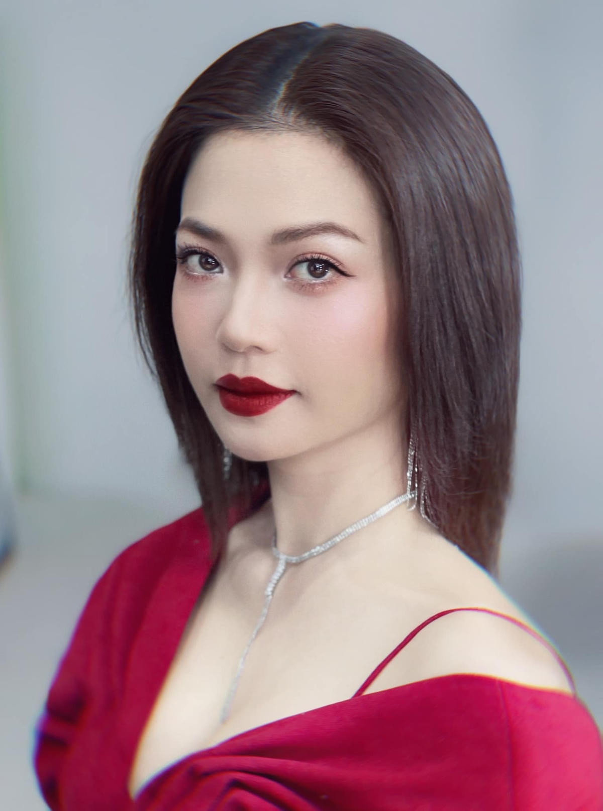 Nữ diễn viên thường xuất hiện chỉn chu với trang phục gợi cảm, cắt khoét.