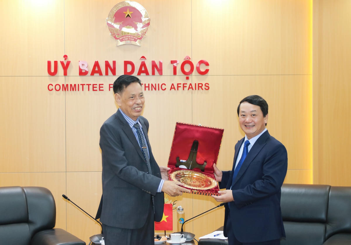 Bộ trưởng, Chủ nhiệm Ủy ban Dân tộc Hầu A Lềnh tiếp Đoàn đại biểu cấp cao Hội đồng Quốc gia Mặt trận Đoàn kết Phát triển Tổ quốc Campuchia