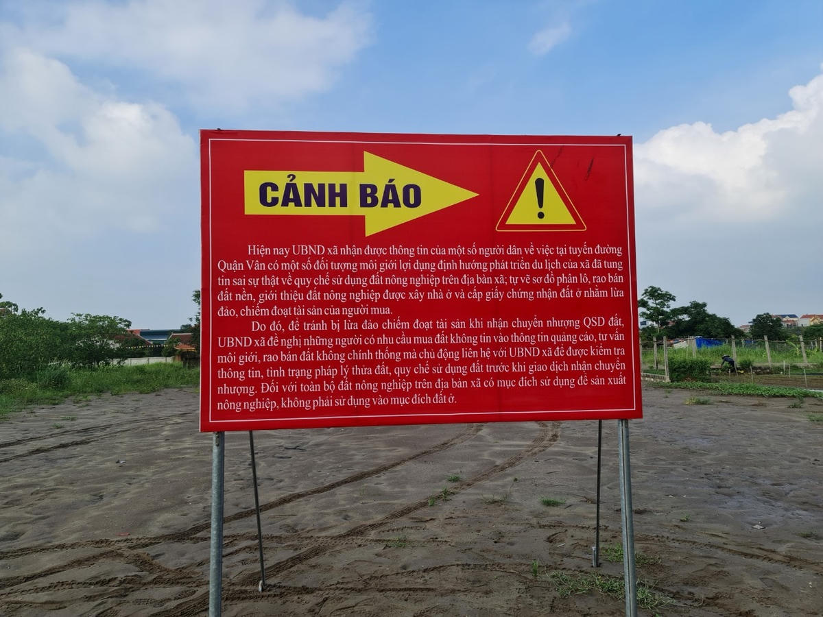 Sau khi Báo Đại Đoàn Kết phản ánh thông tin về dự án tổ hợp Hồng Vân, UBND xã Hồng Vân đã ngay lập tức làm biển cảnh báo tại khu vực này. Ảnh: V.T..
