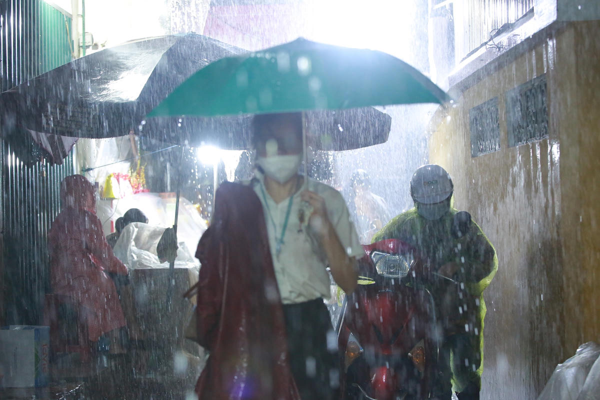 Từ tối 11/8, rất đông người dân Hà Nội đã “đội mưa” đến chùa Phúc Khánh hành lễ, vái vọng từ ngoài cửa nhằm cầu nguyện cho ông bà, tổ tiên cũng như cầu phúc cho những người thân trong gia đình.