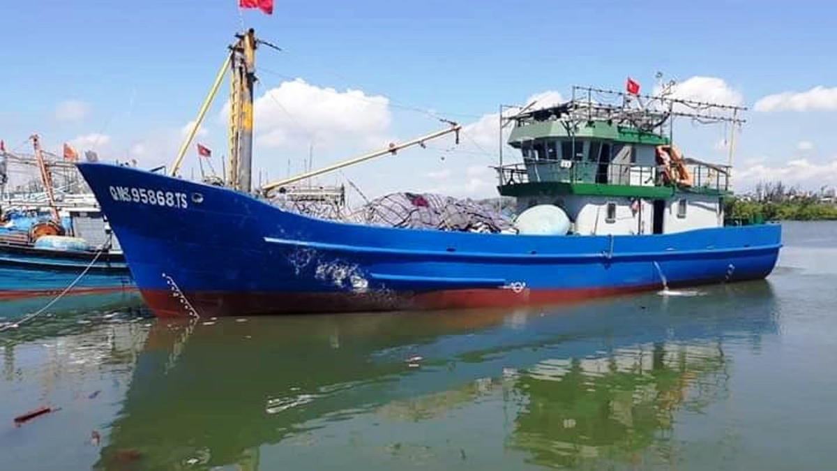Tàu QNg 95868 TS của ngư dân neo đậu tại bờ.