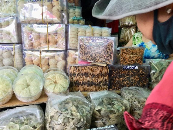 Yến sào được bán tràn lan tại chợ Bình Tân, TP HCM.  