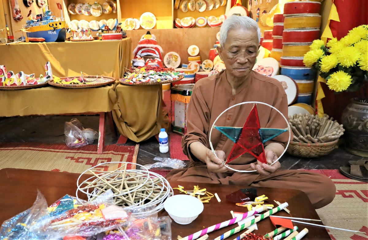 Nghệ nhân làm đèn ông sao.