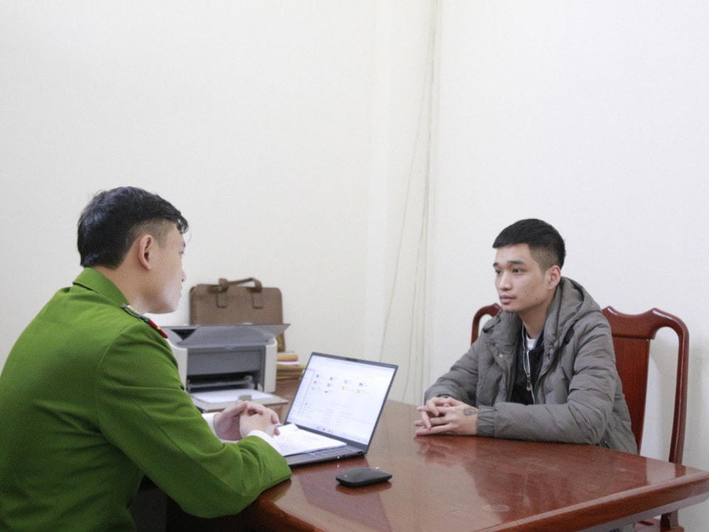 Cơ quan công an lấy lời khai Nguyễn Đình Dương.