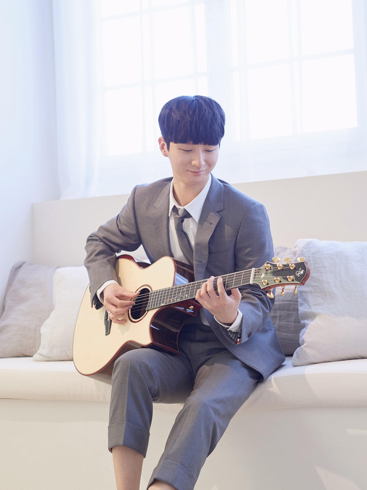 Sungha thích chơi nhạc cho mọi người lắng nghe nhưng không muốn nói chuyện trước đám đông.