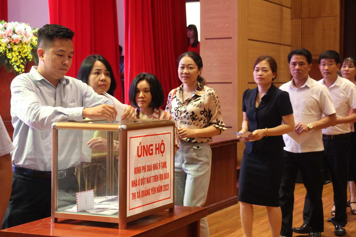 Các cá nhân, cơ quan, đơn vị ủng hộ xóa nhà tạm, nhà ở dột nát trên địa bàn thị xã Quảng Yên năm 2023. Ảnh: Cổng thông tin điện tử thị xã Quảng Yên.