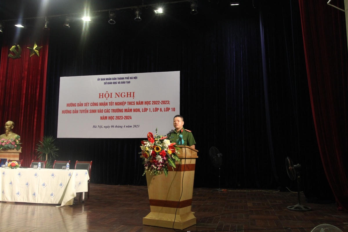 Thiếu tá Nguyễn Thành Lâm - Trưởng Phòng Cảnh sát Quản lý hành chính về trật tự xã hội (PC06), Công an TP Hà Nội thông tin tại Hội nghị.