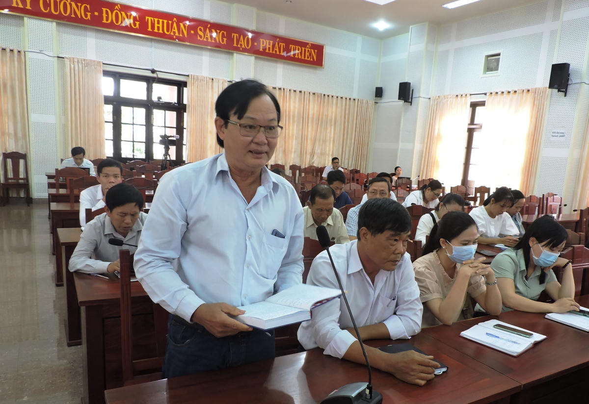 Các cán bộ Mặt trận từ tỉnh tới cơ sở tham gia kiến nghị, góp ý kiến.