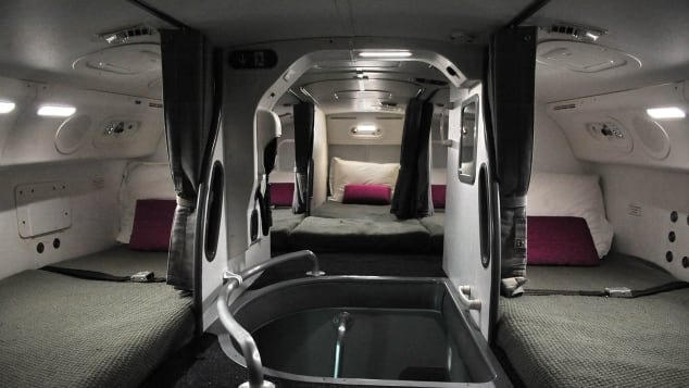 Trên chiếc Boeing 787 Dreamliner này, phòng nghỉ ngơi dành cho các thành viên phi hành đoàn được bố trí ở phía sau máy bay. Ảnh: CNN.