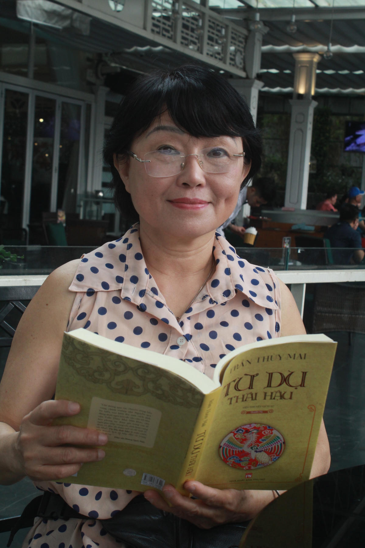 Nhà văn Trần Thùy Mai với cuốn tiểu thuyết “Từ Dụ thái hậu”. Ảnh: Hoàng Thu Phố.  