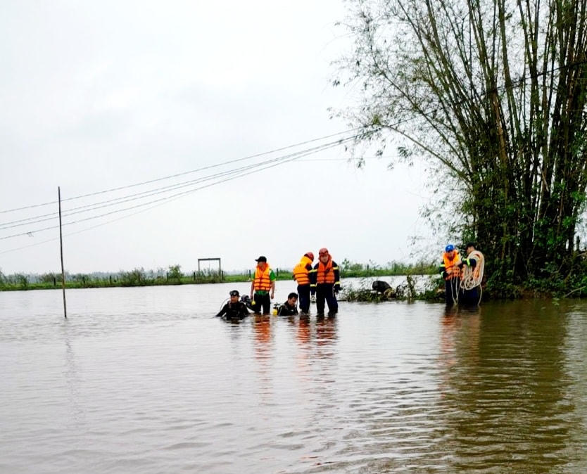 Lực lượng chức năng nỗ lực tìm kiếm người đàn ông bị nước cuốn trôi.