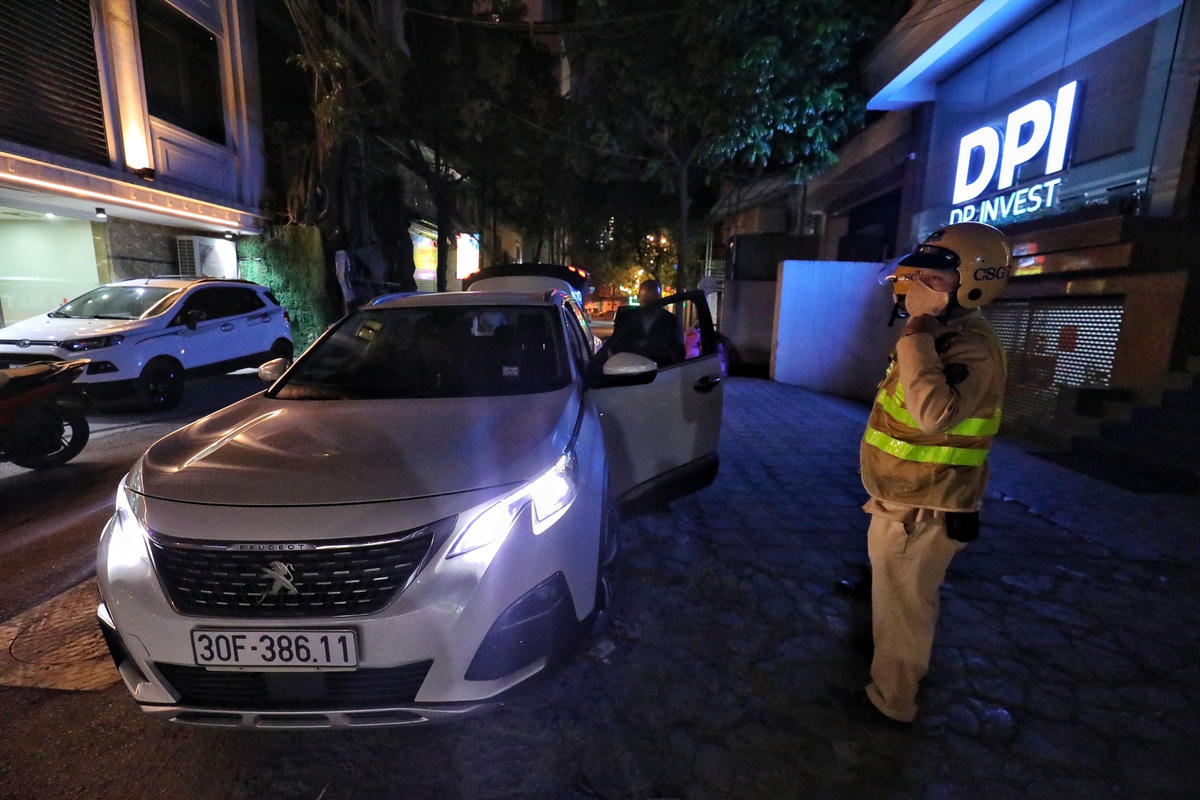 Theo ghi nhận, vào lúc 20h45, chiếc ô tô Peugeot màu trắng, biển số 30F-386.XX, có biểu hiện bất thường di chuyển theo hướng từ đường Lê Đức Thọ đi ngã tư Nguyễn Hoàng - Lê Đức Thọ.