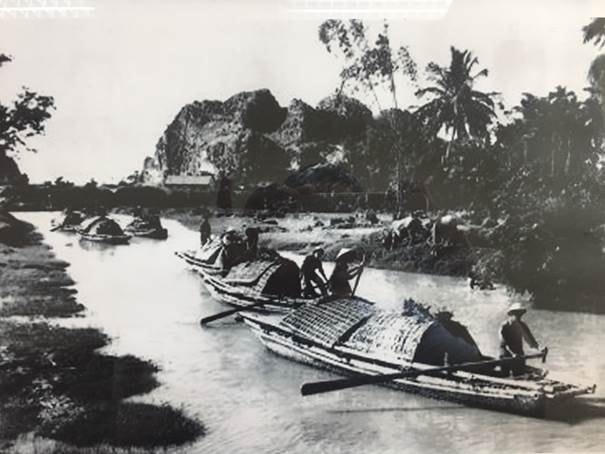 Vận chuyển hàng vào chiến trường trên kênh Nhà Lê. Ảnh tư liệu.