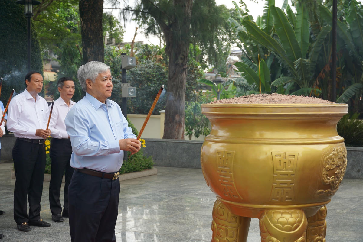 Bí thư Trung ương Đảng, Chủ tịch Ủy ban Trung ương Mặt trận Tổ quốc Việt Nam Đỗ Văn Chiến dâng hương. Ảnh: Mạnh Thìn.