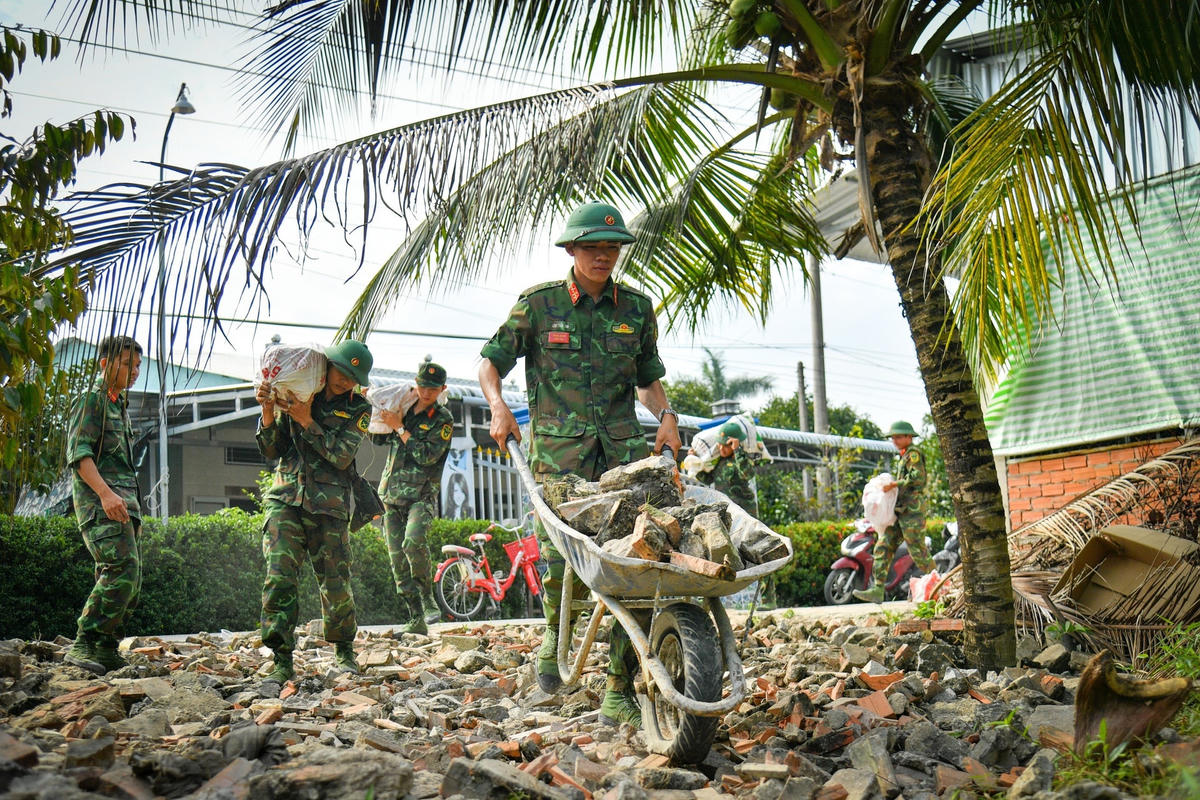 Lực lượng vũ trang Kiên Giang lao động giúp người dân.