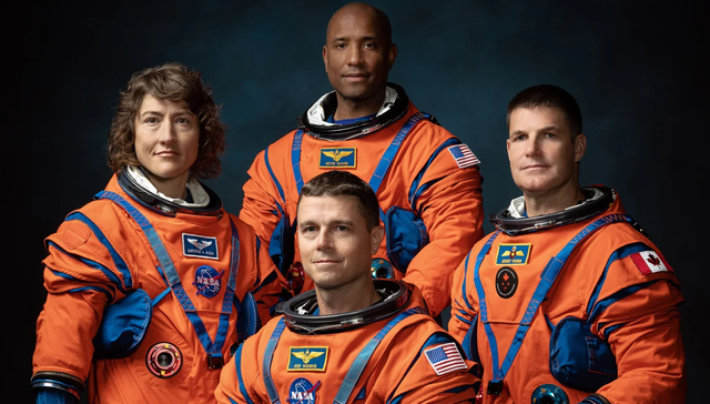 Từ phải sang trái: Jeremy Hansen, Victor Glover, Reid Wiseman và Christina Hammock Koch.