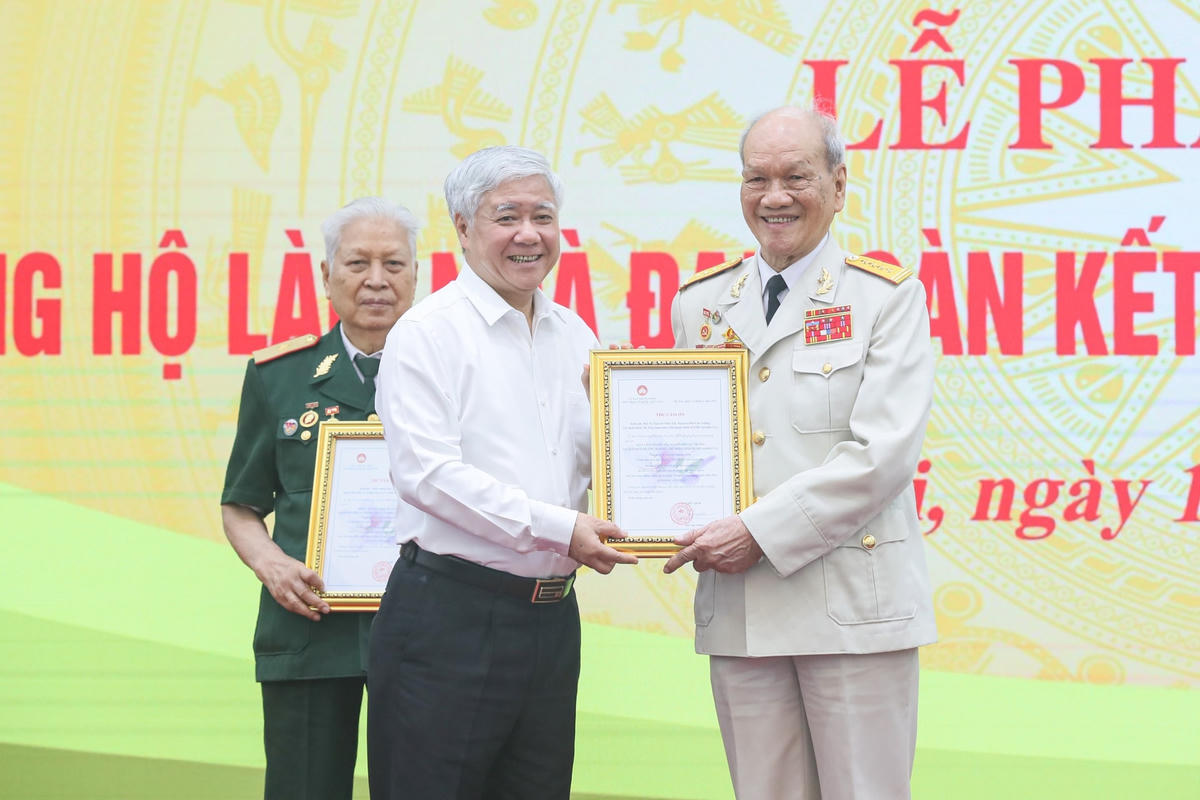 Bí thư Trung ương Đảng, Chủ tịch UBTƯ MTTQ Việt Nam Đỗ Văn Chiến trao thư cảm ơn Đại tá Nguyễn Hữu Tài.