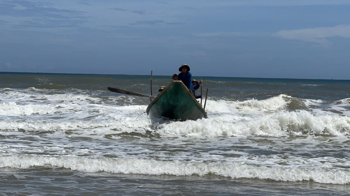 Ngư dân xã Đức Minh ra khơi mùa biển động.