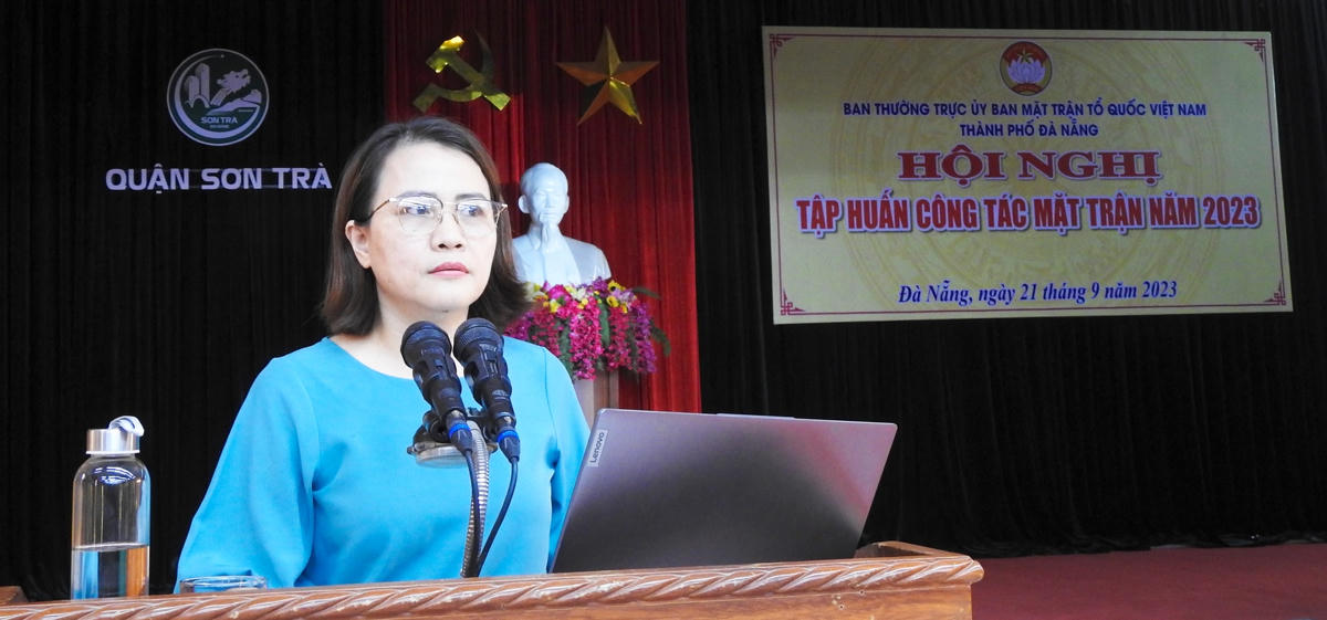 Phó Chủ tịch Ủy ban MTTQ Việt Nam TP Đà Nẵng hướng dẫn một số vấn đề về tôn giáo và công tác tôn giáo của Mặt trận cơ sở. Ảnh: Thanh Tùng.