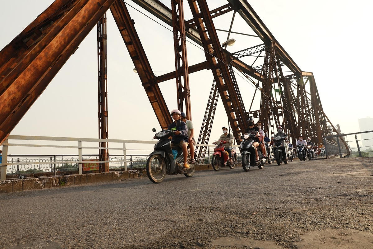 Cây cầu Long Biên hơn 100 năm tuổi. Ảnh: Quang Vinh.